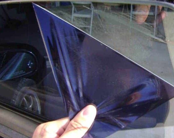 Como tirar o insulfilm do carro sem estragar o vidro?