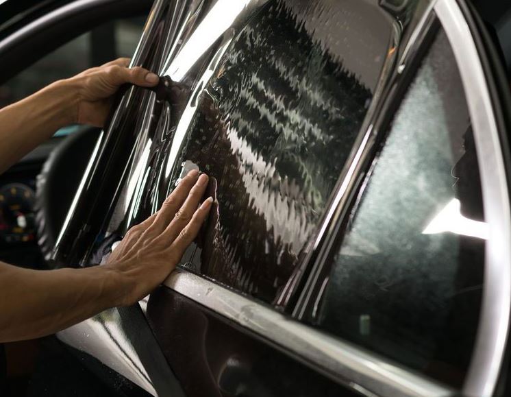 Quais são os benefícios do uso de películas automotivas, como redução do calor, proteção contra raios UV, privacidade e segurança, e como esses benefícios podem variar de acordo com o tipo e a qualidade da película?