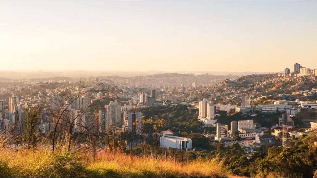 Vista de Belo Horizonte ao pôr do sol vista do alto