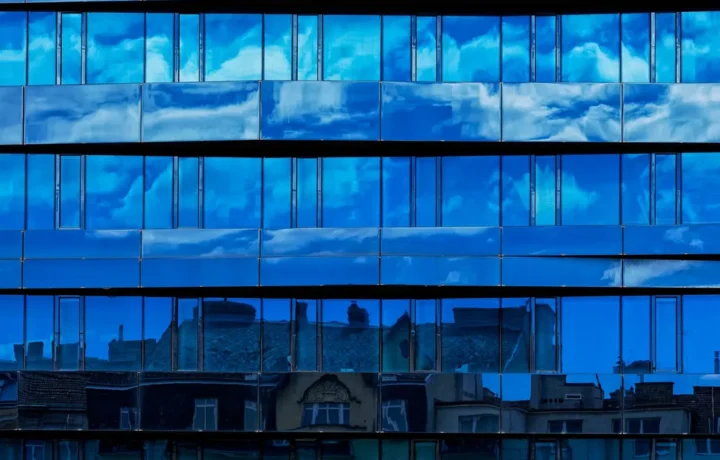 Película refletiva: vantagens, limites e o efeito à noite