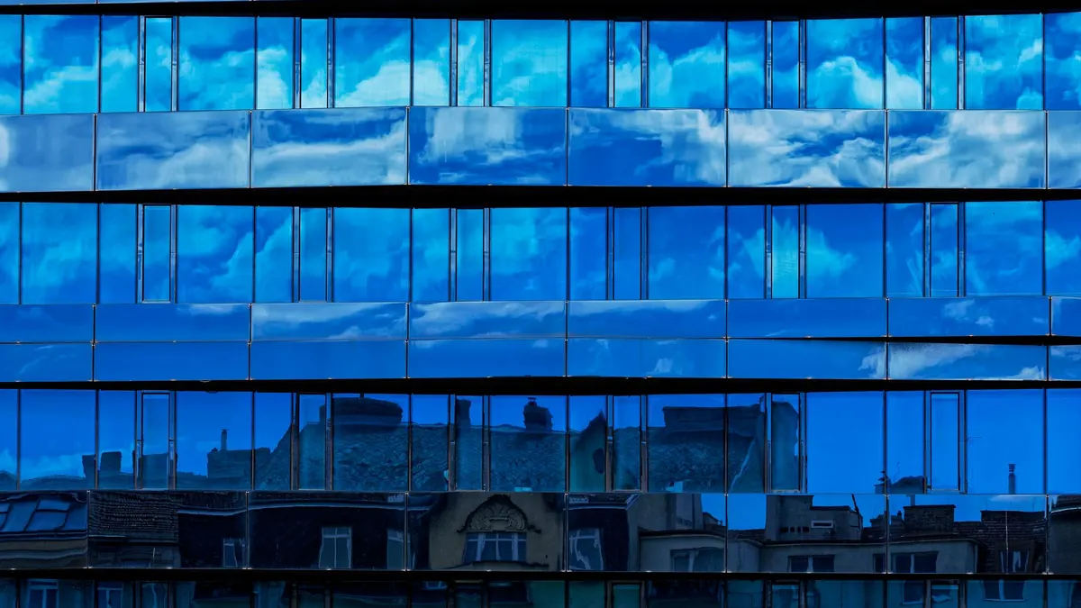 Película refletiva: vantagens, limites e o efeito à noite